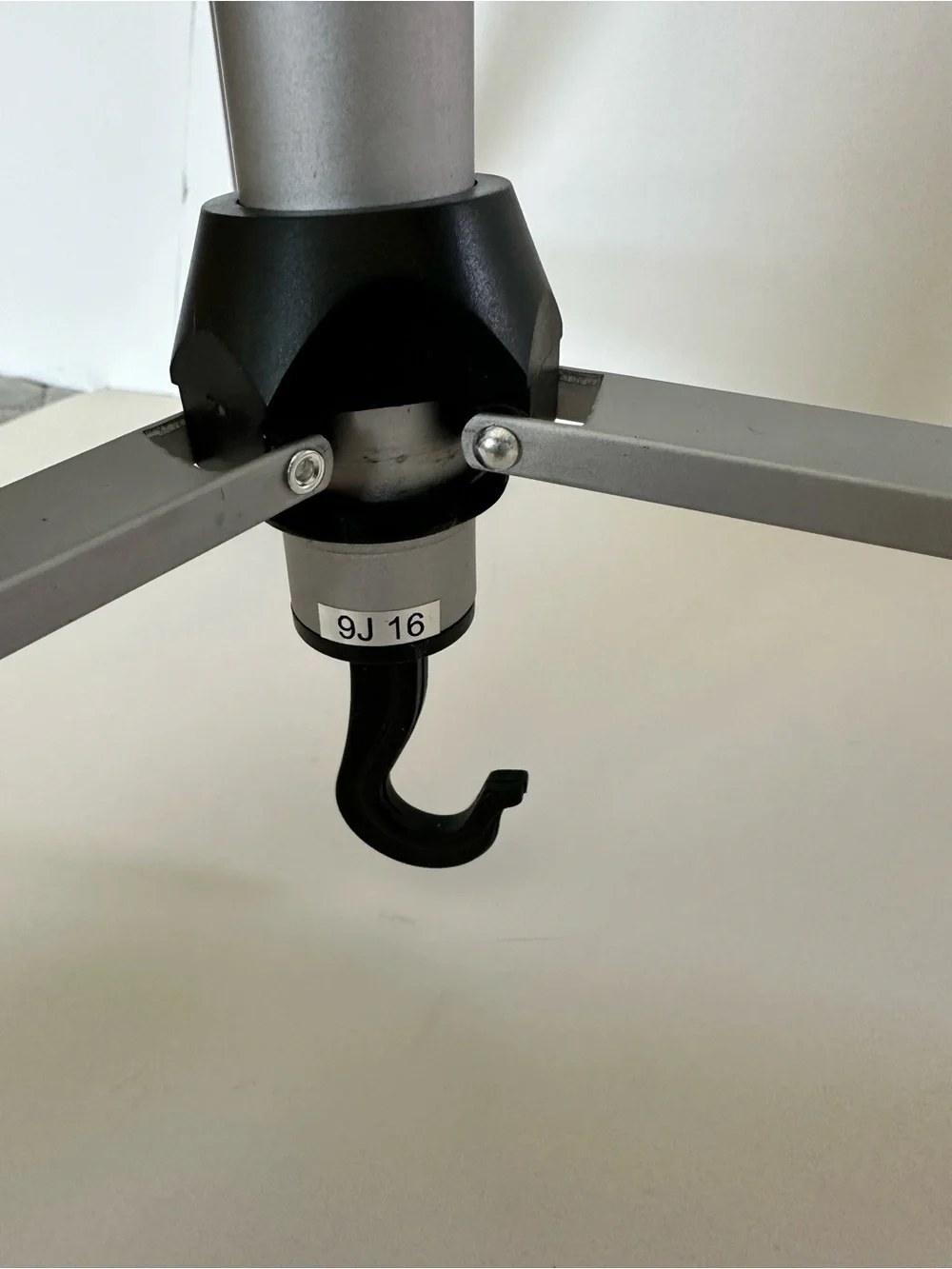 Dynex DX-NW080 Tripod w/case